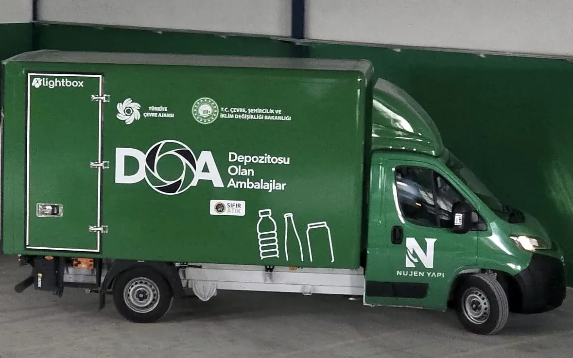 NUJEN Yapı logolu, DOA ve Türkiye Çevre Ajansı giydirmeli yeşil kapalı kasa toplama aracı, yandan görünüm